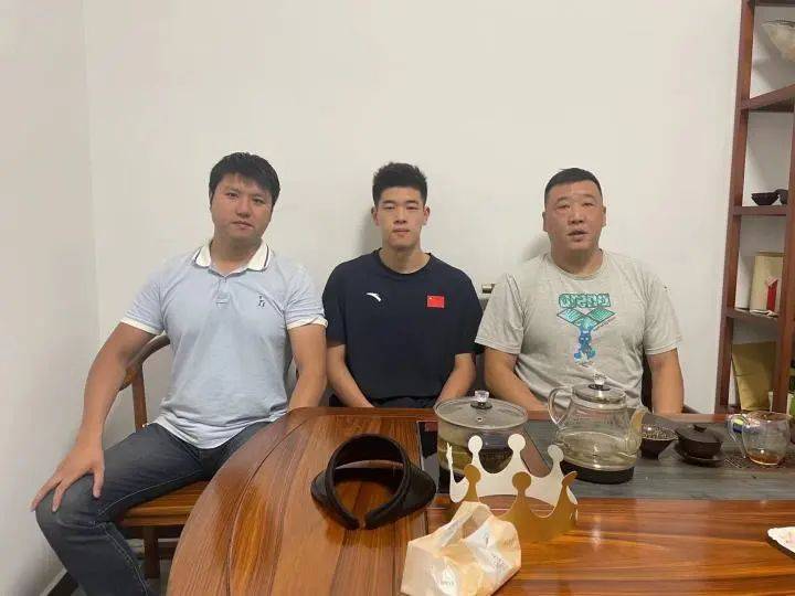 游泳冠军比赛新闻稿范文10篇_10岁游泳比赛冠军_游泳冠军比赛前怎么准备