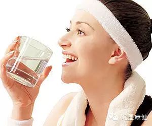 香蕉健身吃前还是吃后_健身前多久吃香蕉_健身之前吃香蕉