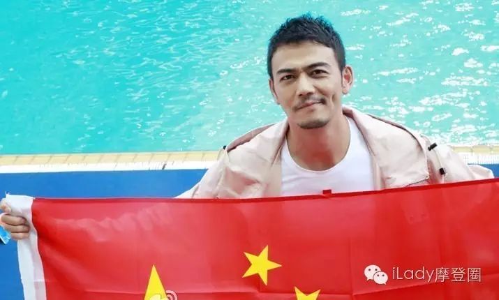 游泳冠军的游泳包有哪些_冠军游泳视频_游泳冠军海报