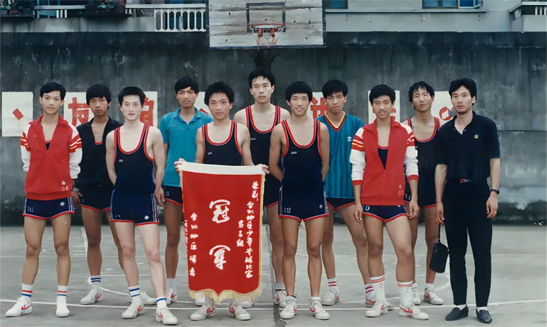 贵州铜仁篮球_铜仁一中篮球队_铜仁高中生篮球赛冠军