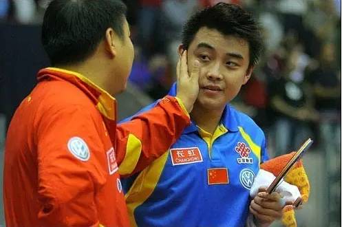 中国足球教练发球规则视频_足球发球规则简介_足球发球视频教程