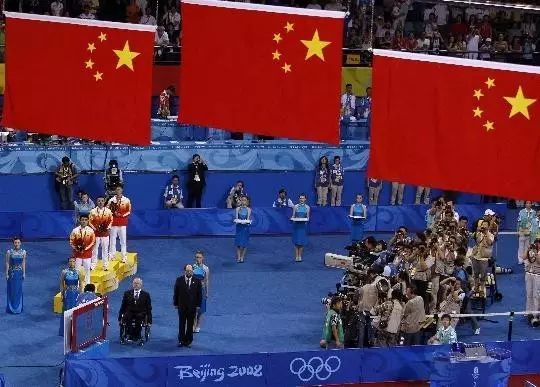 足球发球视频教程_中国足球教练发球规则视频_足球发球规则简介