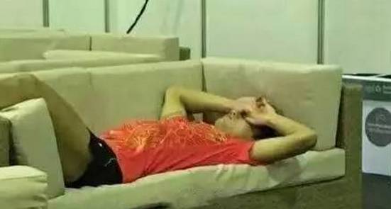 足球发球视频教程_足球发球规则简介_中国足球教练发球规则视频
