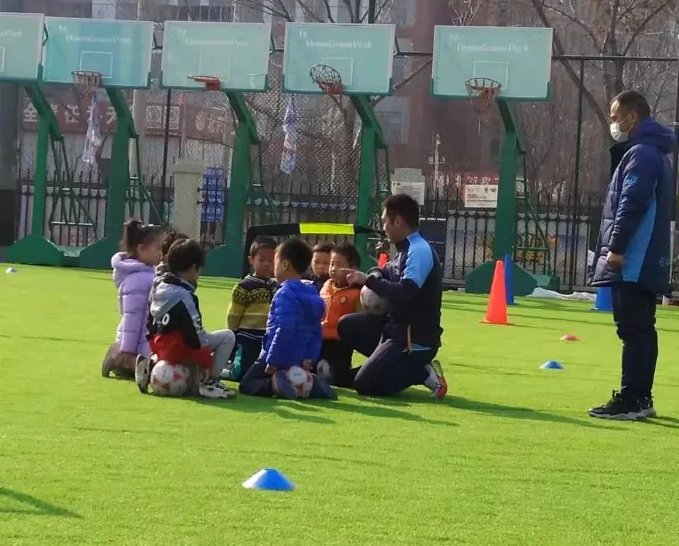 中国足球教练发球规则视频_足球发球视频教程_足球教练发飙