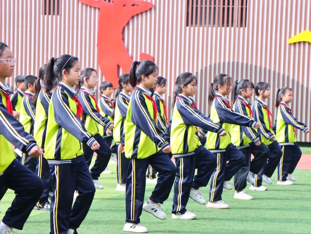 小学生体操入场队形视频_小学生体操队列队形_小学生体操的队形