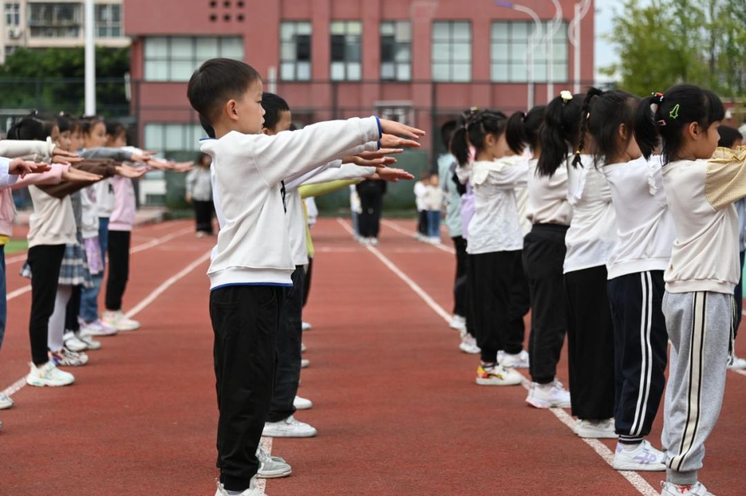 小学生体操队形变换_体操队形小学生图片_小学生体操的队形