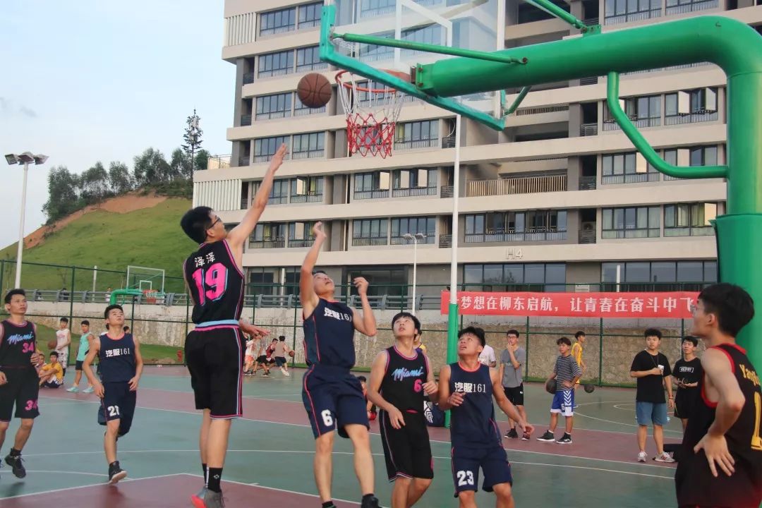 篮球比赛冠军团队锦旗图片_篮球队冠军锦旗怎么写_篮球冠军的图片