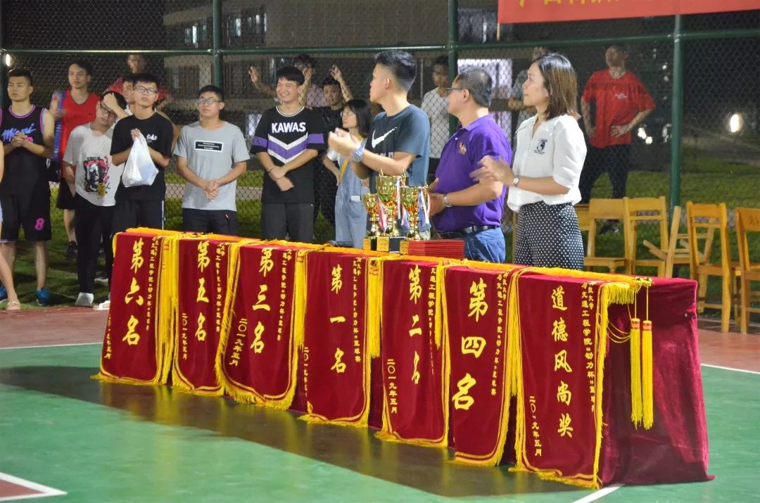 篮球冠军的图片_篮球队冠军锦旗怎么写_篮球比赛冠军团队锦旗图片