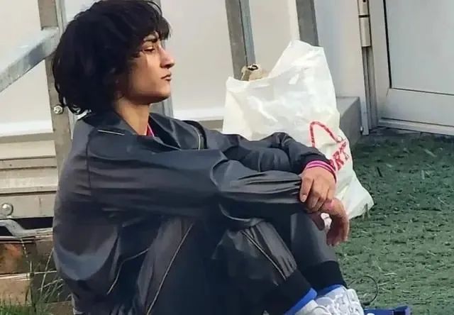 举重刚冠军_举重冠军压脖身亡_举重冠军之死原文