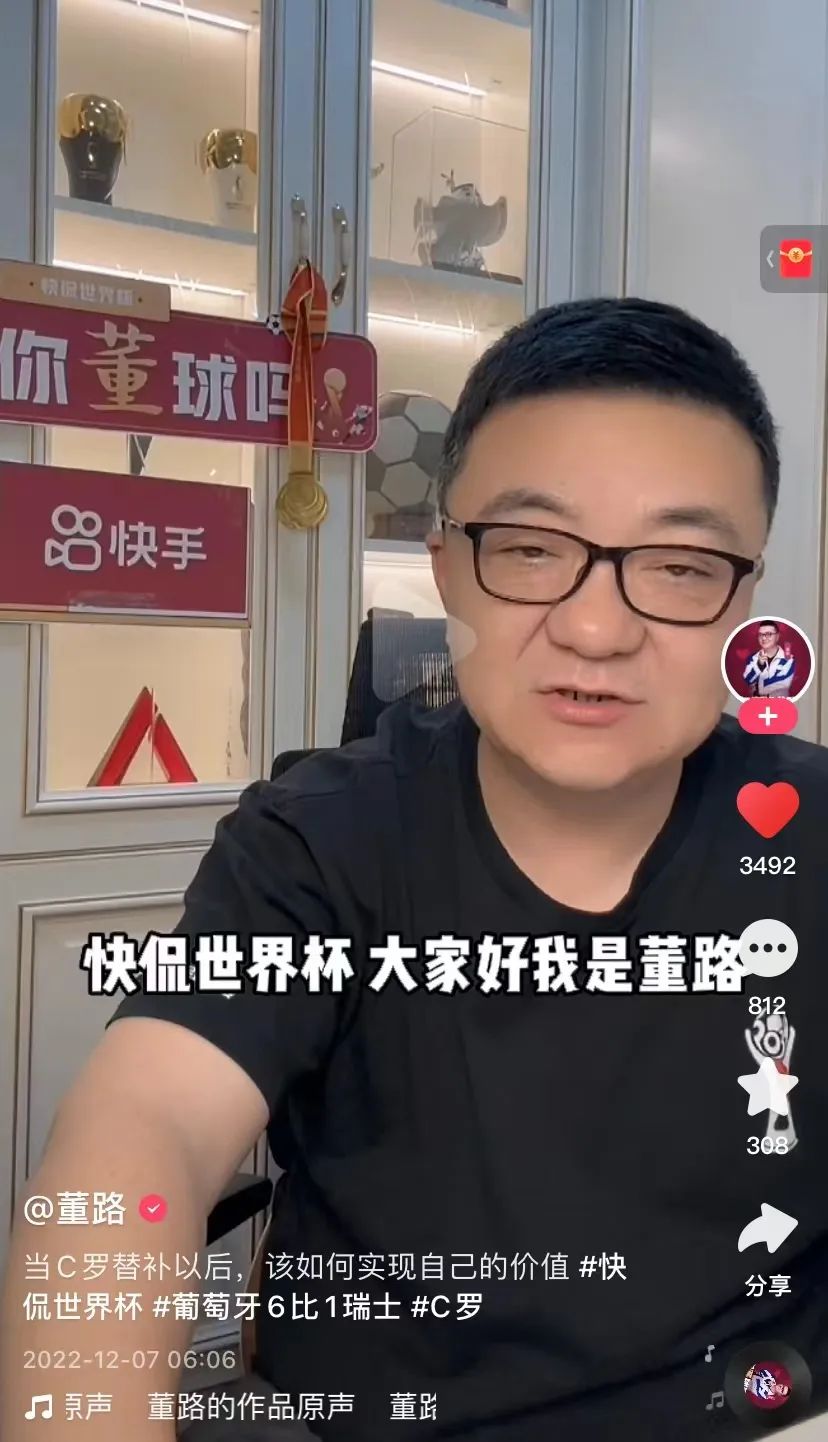 足球花式动作教人视频_女性花式足球技巧教学目标_花式足球技巧名称