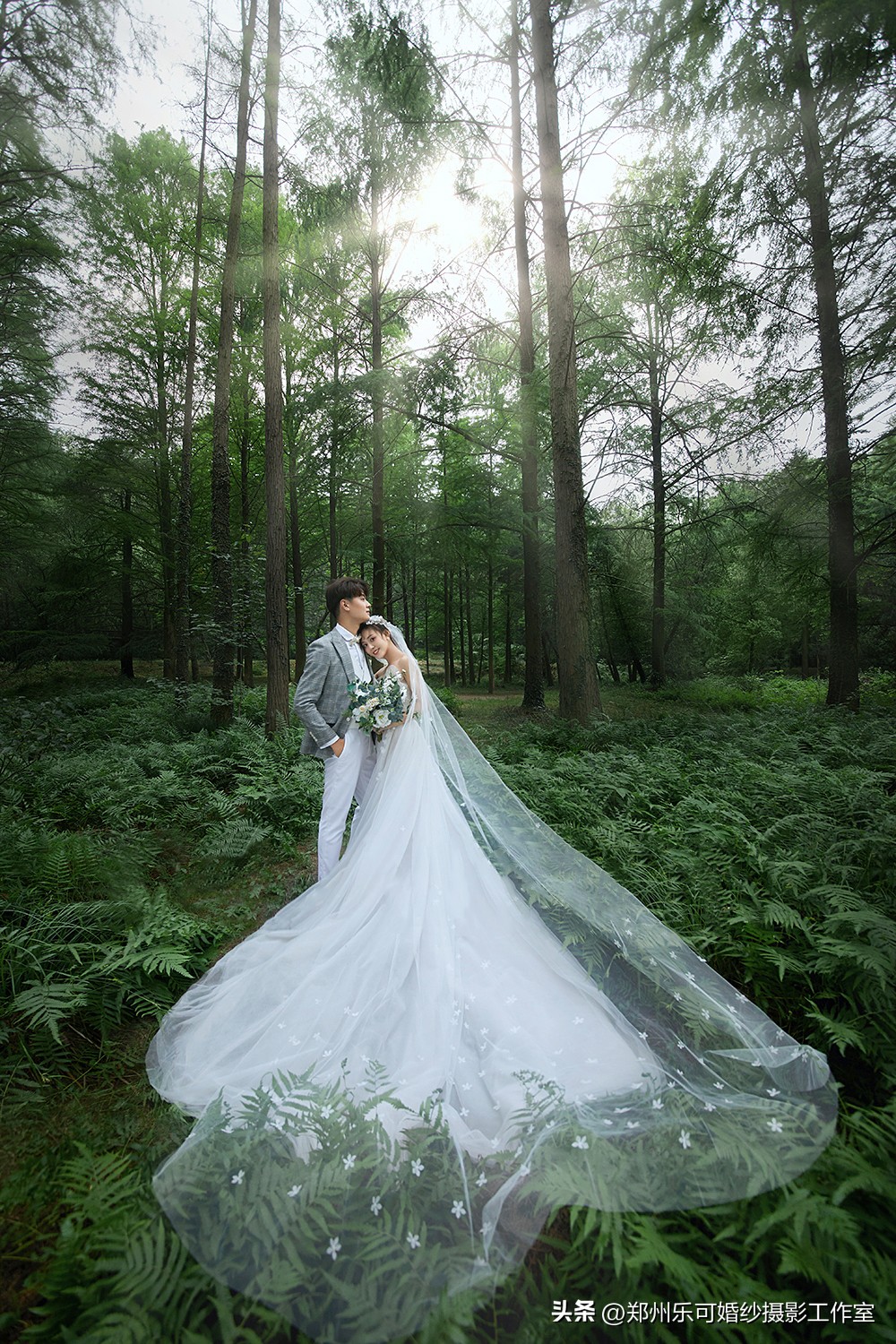 修身紫色婚纱照内景_婚纱紫色景照内修身图片_紫色婚纱照片