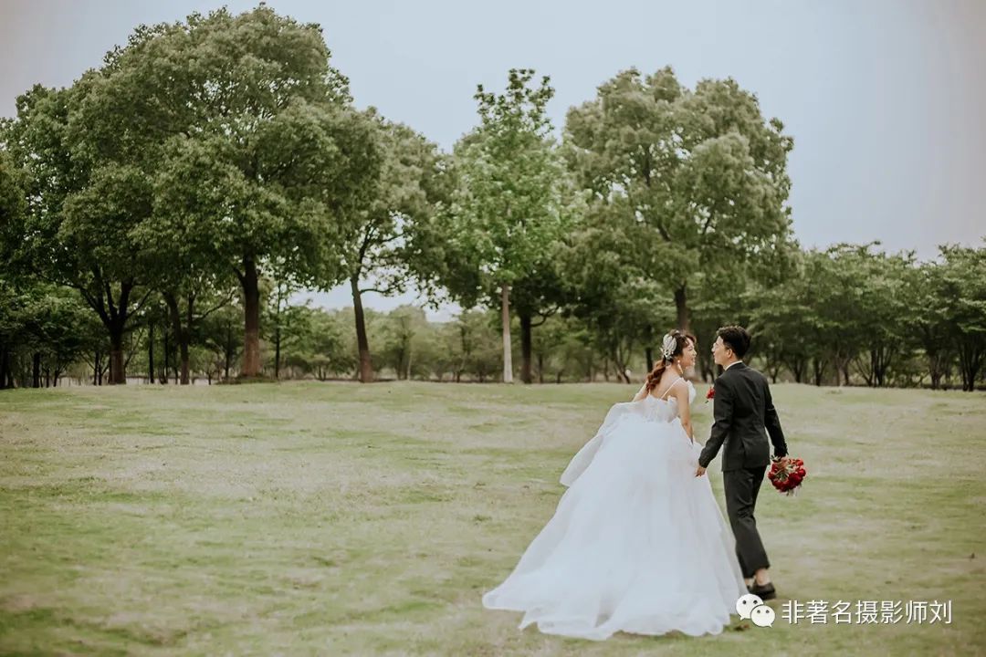 婚纱红色_红色晚礼服婚纱照内景_婚纱照红色礼服大气