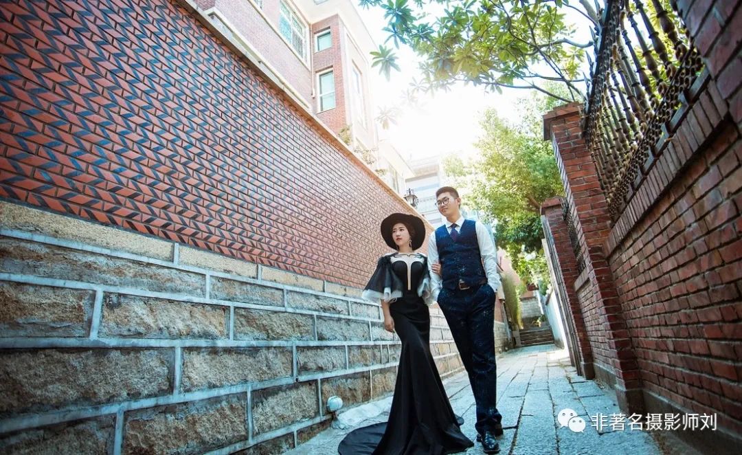 婚纱照红色礼服大气_红色晚礼服婚纱照内景_婚纱红色