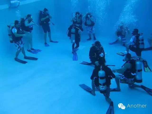 潜水游泳衣技巧穿法视频_潜水服泳衣_穿潜水衣游泳技巧
