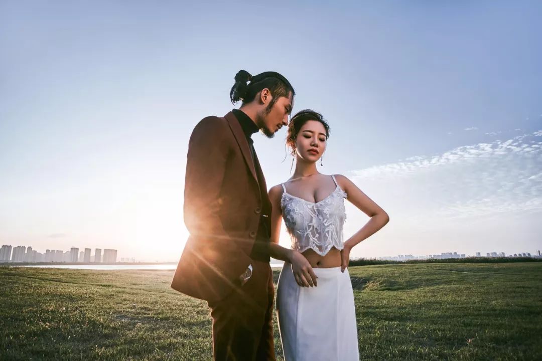 婚纱照沙漠拍摄风格_沙漠婚纱照多少钱_沙漠婚纱照准备什么