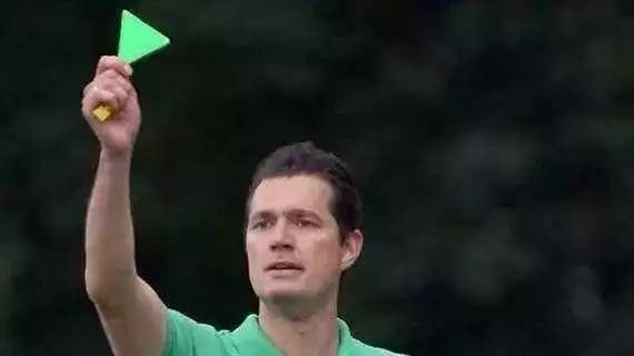 足球场上罚牌规则_足球罚牌什么意思_足球罚牌玩法