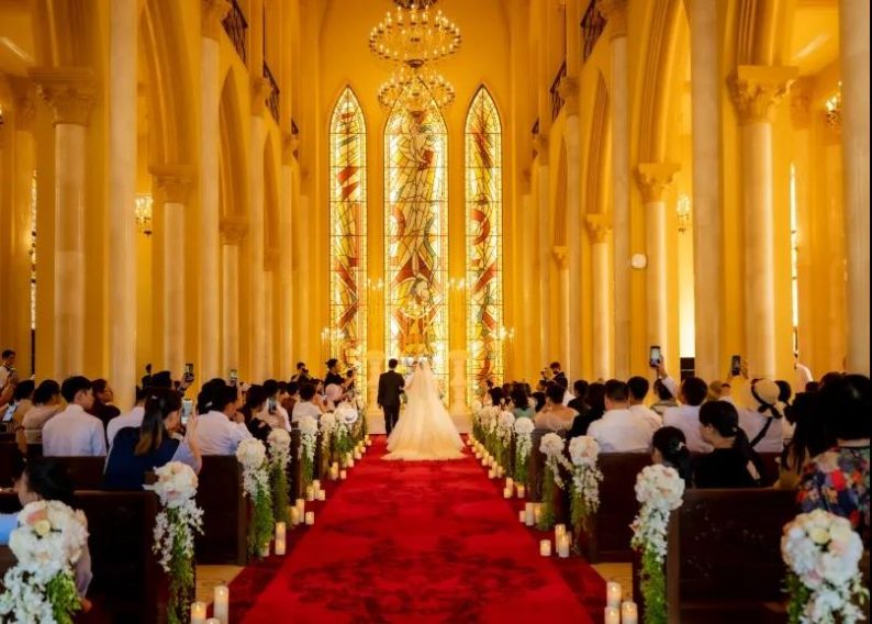 鲜花婚礼现场布置效果图_鲜花岛礼仪婚庆_鲜花岛婚庆礼仪图片