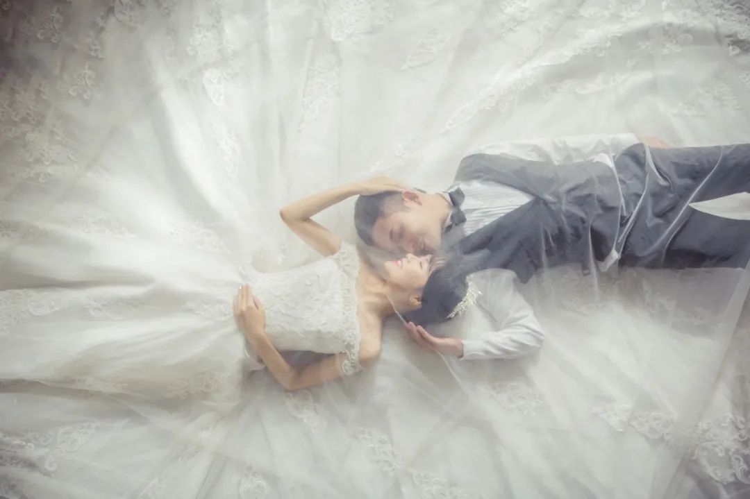 室内婚纱照准备工作内容_婚纱照室内拍摄_婚纱室内照片