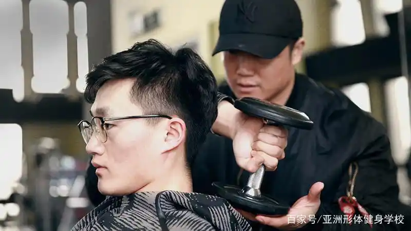 健身房办卡私教多少钱_办了健身房私教_去健身房办私教课是坑吗