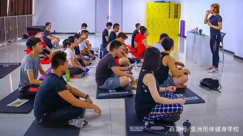 去健身房办私教课是坑吗_办了健身房私教_健身房办卡私教多少钱
