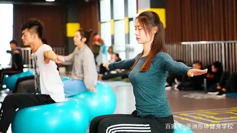 办了健身房私教_健身房办卡私教多少钱_去健身房办私教课是坑吗
