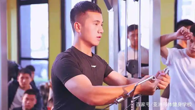 办了健身房私教_健身房办卡私教多少钱_去健身房办私教课是坑吗