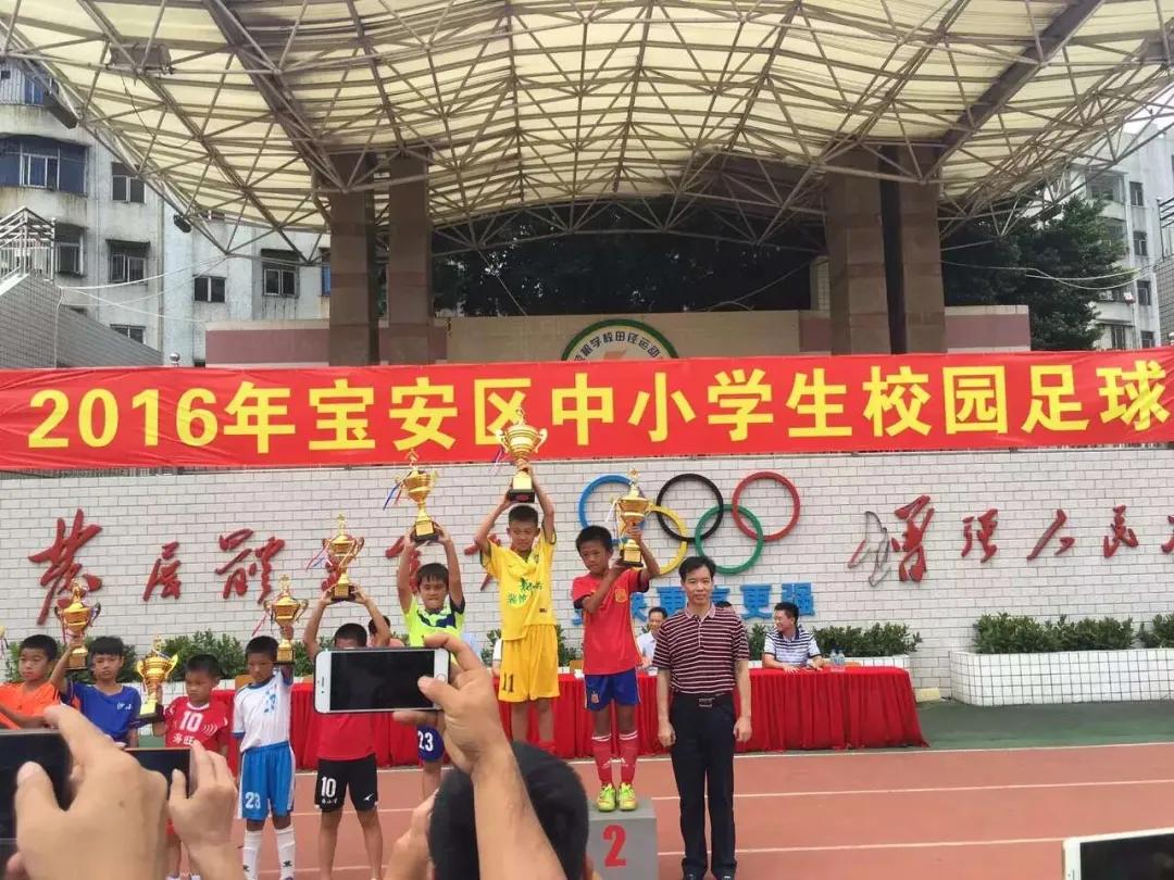 儿子获足球冠军_足球巨星儿子_儿子足球比赛拿冠军