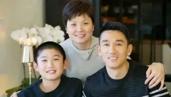 足球运动员儿子_儿子足球比赛拿冠军_儿子获足球冠军