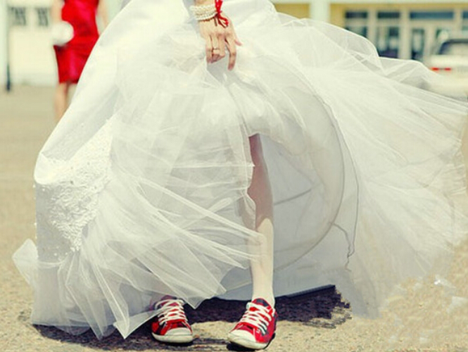 婚纱鞋子粗拖鞋照拍好看吗_拍婚纱照的鞋子粗跟拖鞋_婚纱里面穿拖鞋