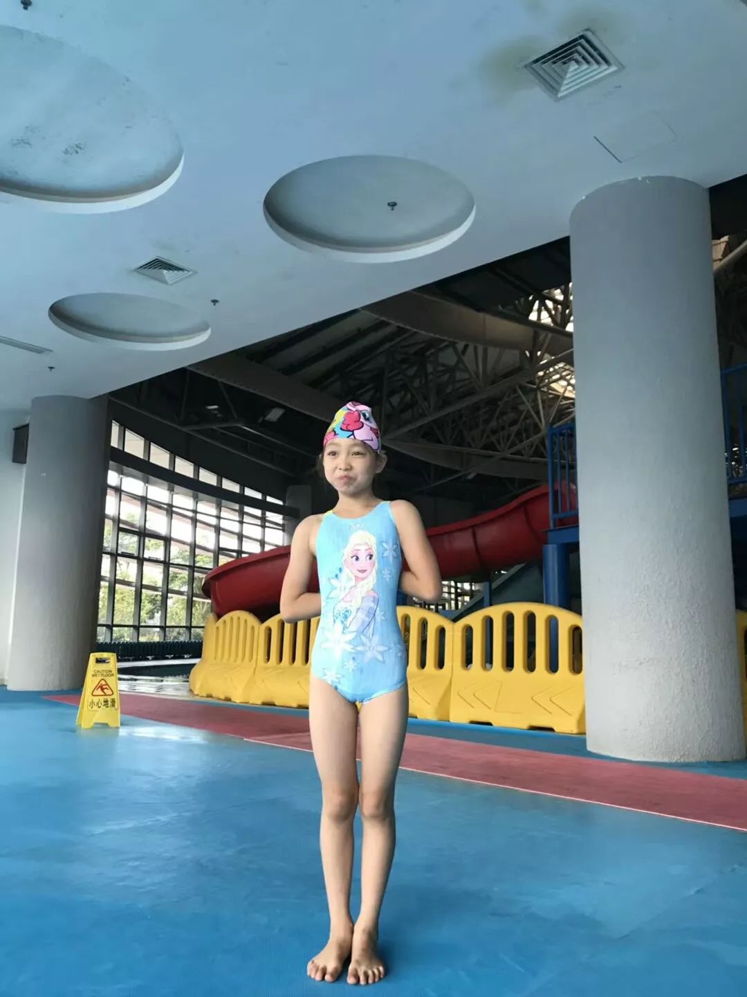儿童学游泳基本步法_儿童需要学习哪些游泳技巧_儿童学游泳泳姿的顺序