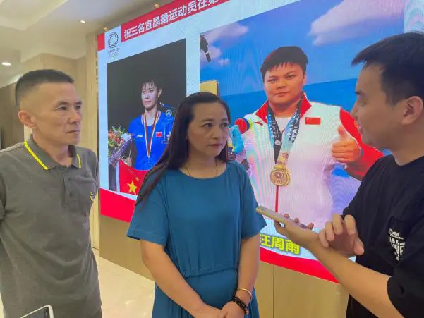 举重冠军汪周雨图片_举重冠军汪周雨夺冠首播_举重运动员汪周雨简历