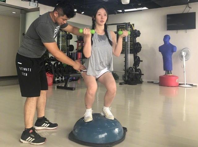 肌肉男健身明星_肌肉发达的健身女明星_健身的女星