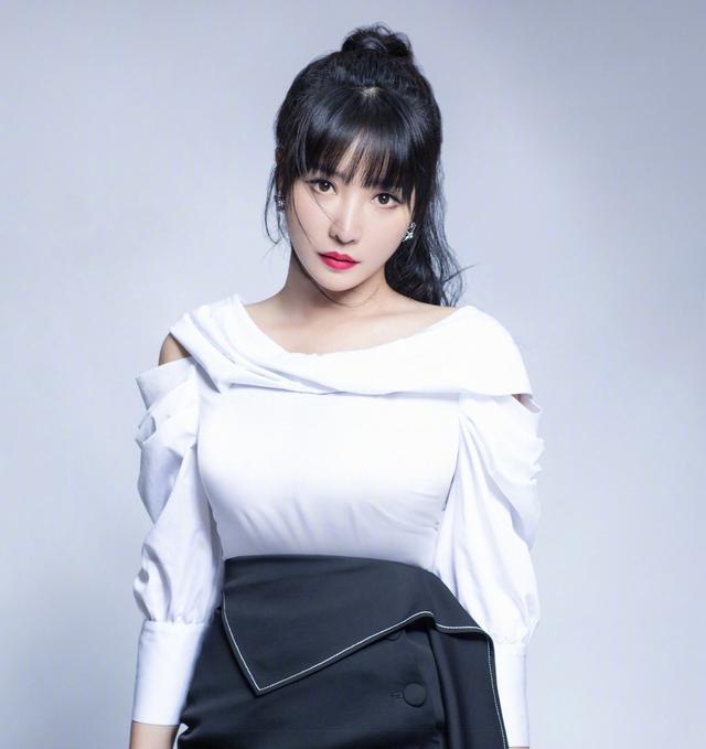 肌肉男健身明星_肌肉发达的健身女明星_健身的女星