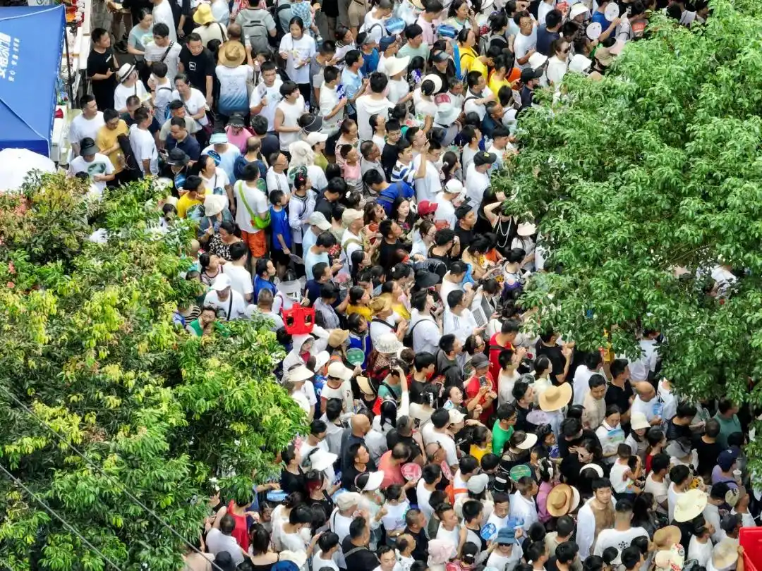 足球盯人防守技巧_足球如何盯人_盯足球技巧