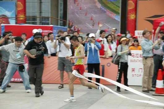 经典足球比赛回顾_历史上最红的足球比赛_足球历史经典比赛