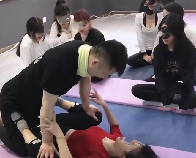 健身房男的找女私教_健身房私教男女关系_健身房找个女私教怎么样