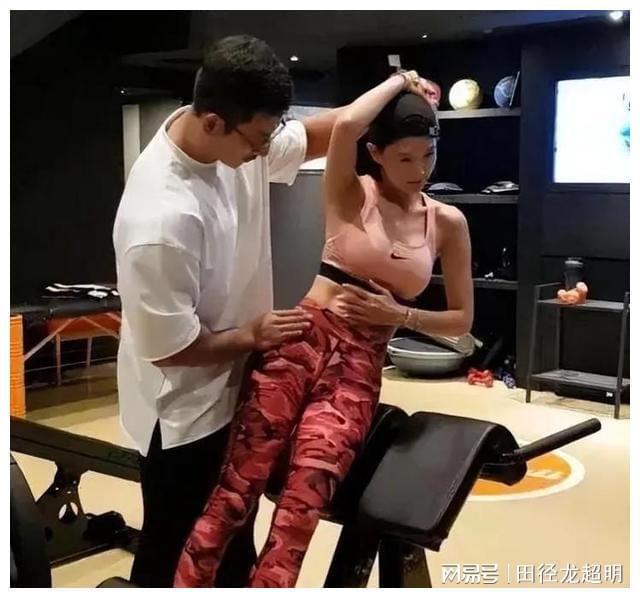 健身房找女私人教练的好处_健身房男的找女私教_健身房男女私教哪个更专业