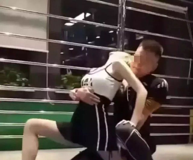 健身房男的找女私教_健身房私教男女关系_健身房找女私人教练的好处