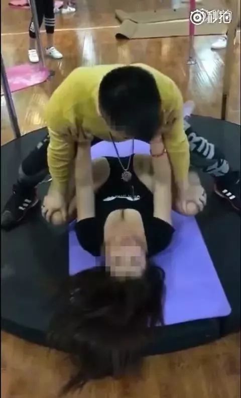 健身房男的找女私教_健身房私教男女关系_健身房找女私人教练的好处