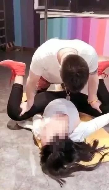 健身房找女私人教练的好处_健身房私教男女关系_健身房男的找女私教