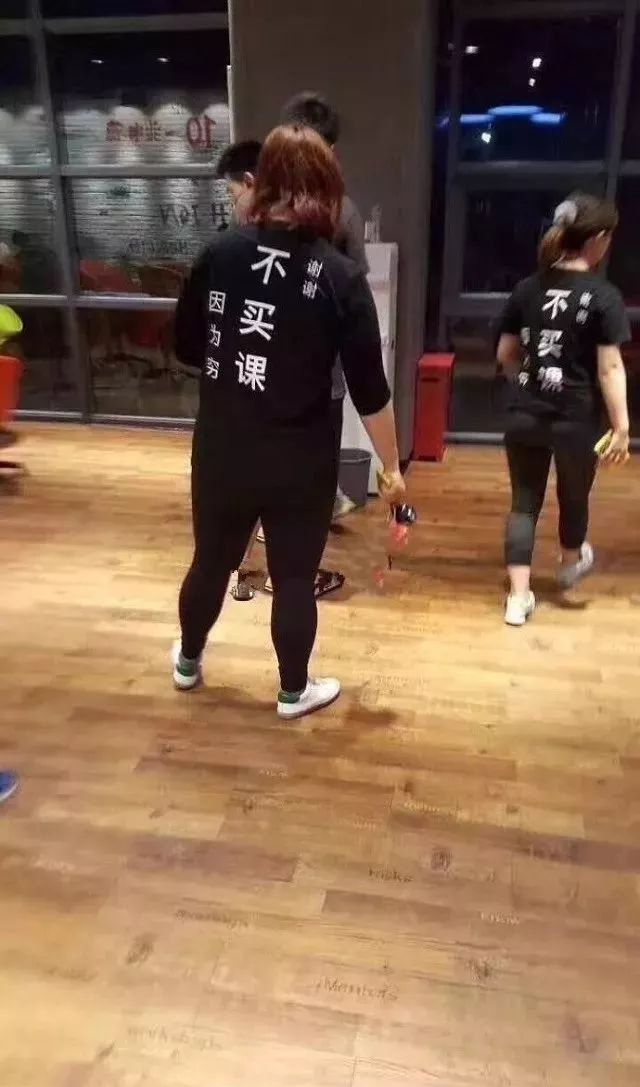健身房男的找女私教_健身房找女私人教练的好处_健身房私教男女关系