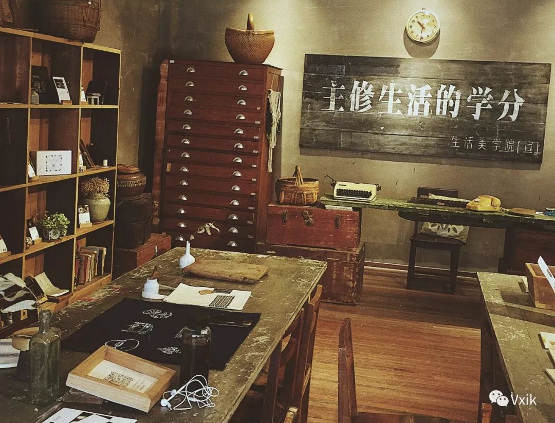 内景复古婚纱照黑_复古黑色婚纱照_婚纱复古造型