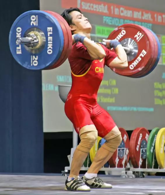 举重的练法_如何练习举重的技巧_举重教程