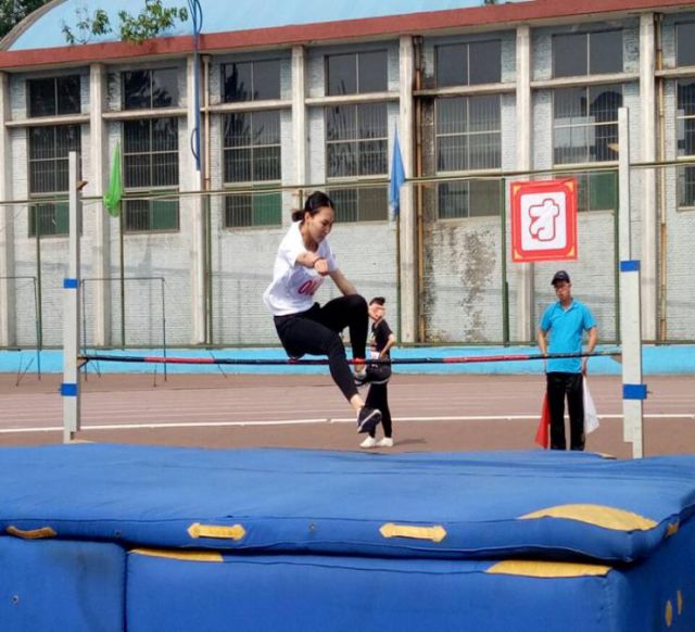 高中生运动_高中运动会跑步多少米_高中运动会慢速版