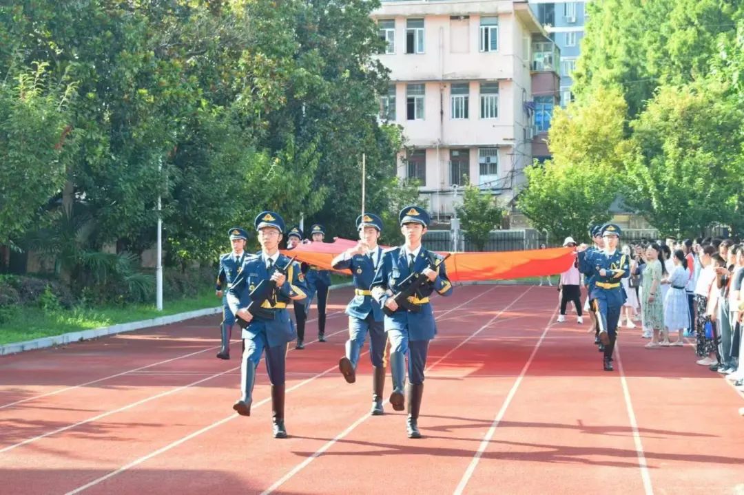 高中生运动会跑步视频_高中运动会慢速版_高中运动会跑步多少米