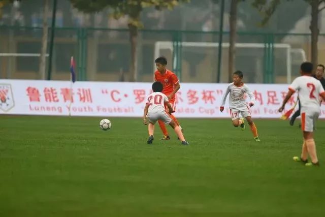 各足球赛事冠军奖杯_足球各赛事冠军奖金给球员多少_足球冠军奖杯含金量