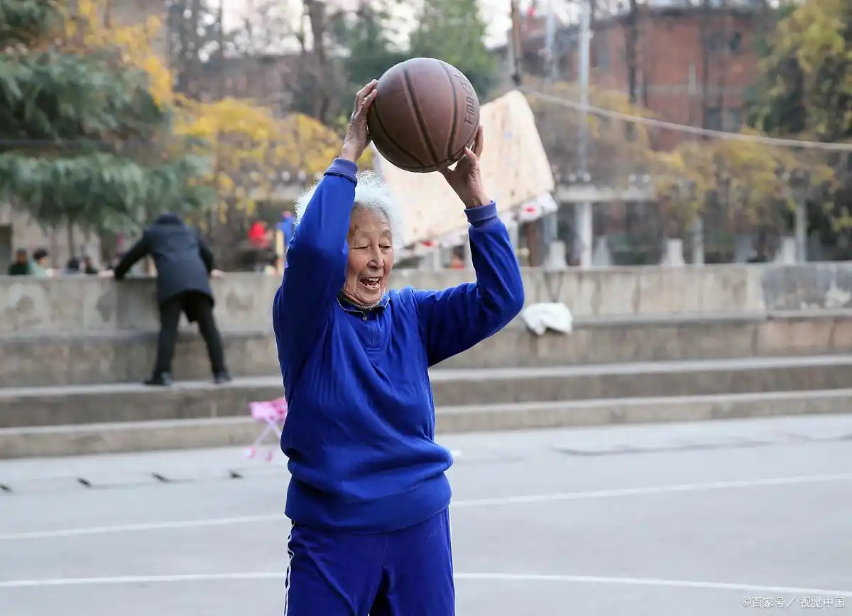 篮球场打篮球技巧_篮球怎么打的好_篮球打法教程