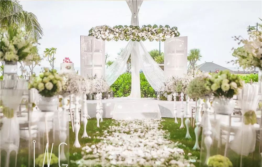 婚纱草坪外景照阳光怎么照_婚纱草坪拍照姿势_草坪阳光婚纱照外景