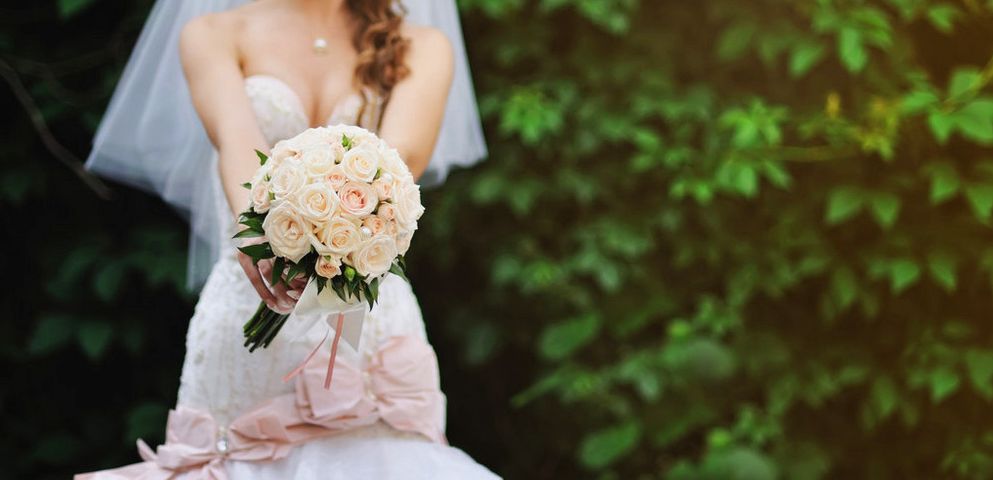 婚纱草坪外景照阳光怎么照_婚纱草坪拍照姿势_草坪阳光婚纱照外景