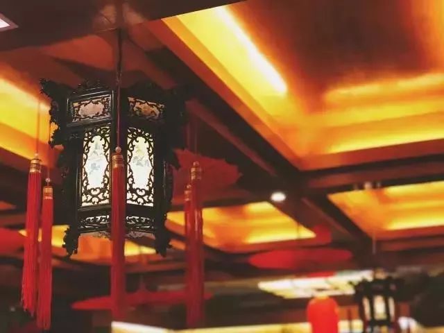 草坪阳光婚纱照外景_婚纱草坪拍照姿势_婚纱草坪外景照阳光怎么照